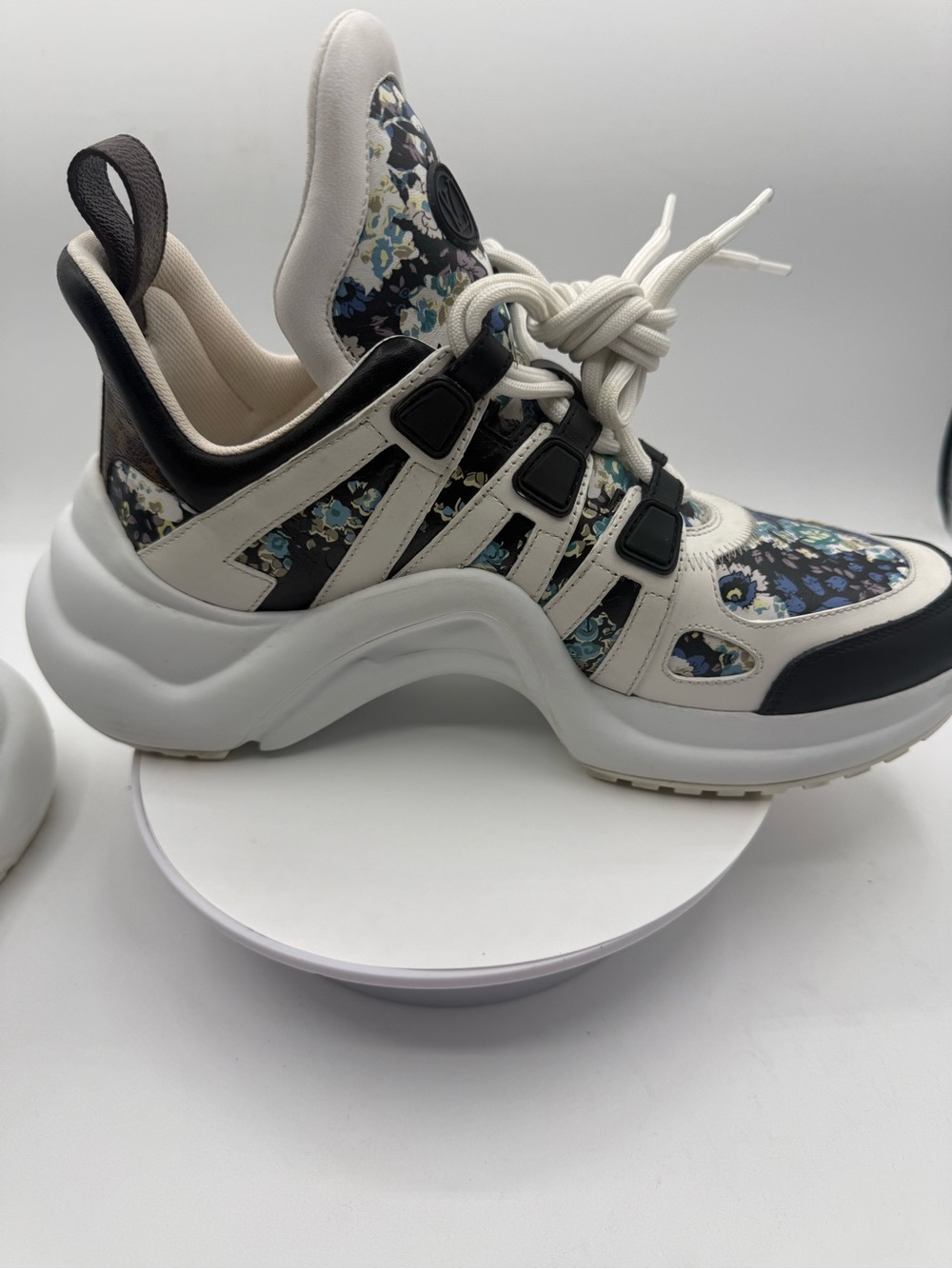 Louis Vuitton floral Archlight Sneakers EUC full inclusion 🔥 - Picture 4 of 10